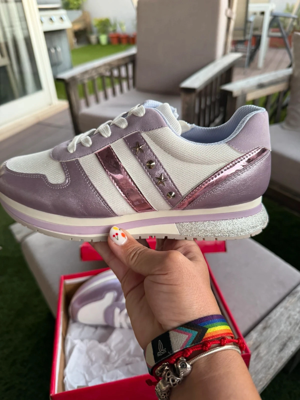 Zapatillas deportivas lila y blanco con detalles brillantes
